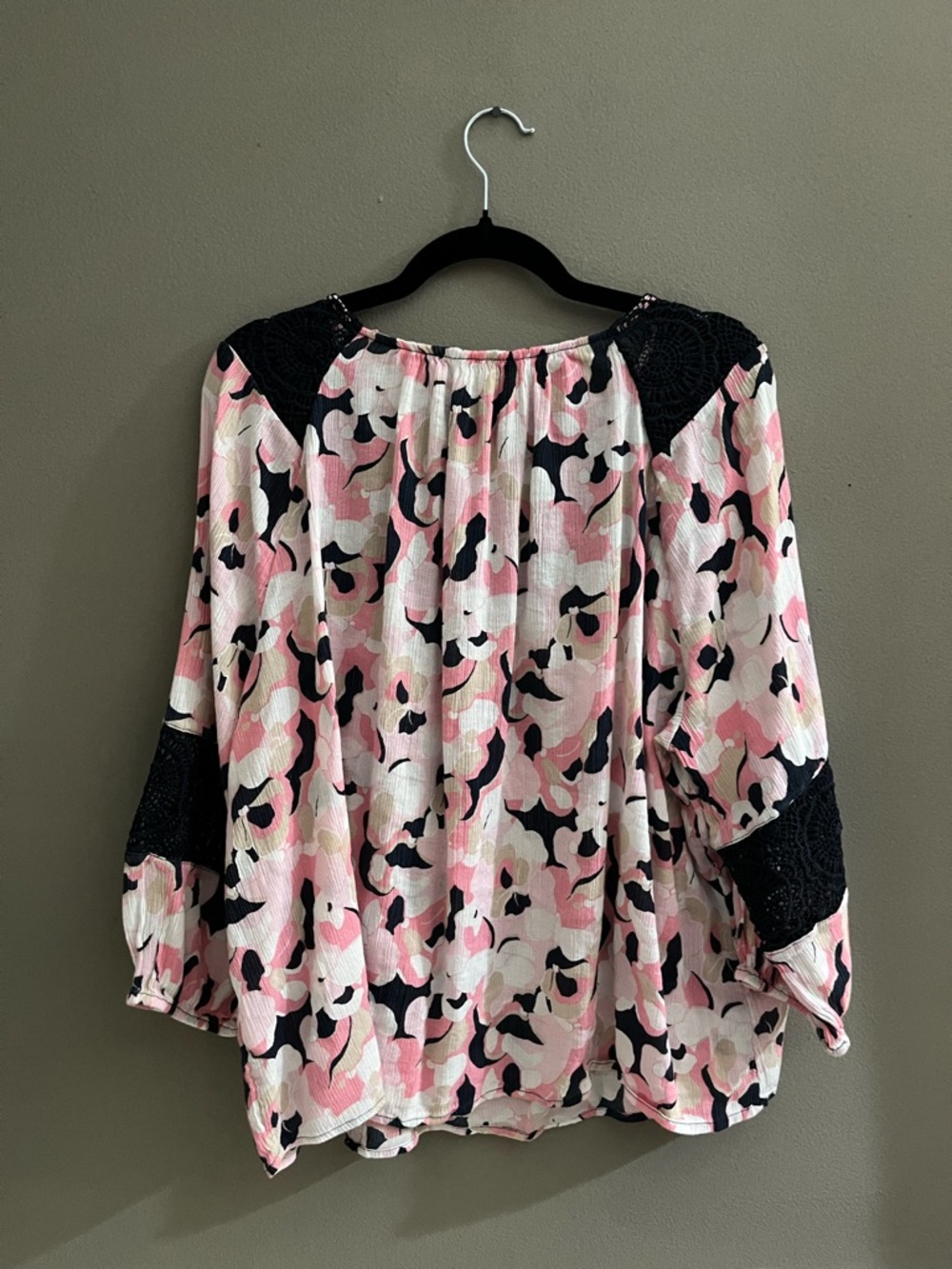 Crown and Ivy Floral Peasant Blouse Lace Yoke Bold Print Relaxed Fit Coastal - Picture 7 of 7